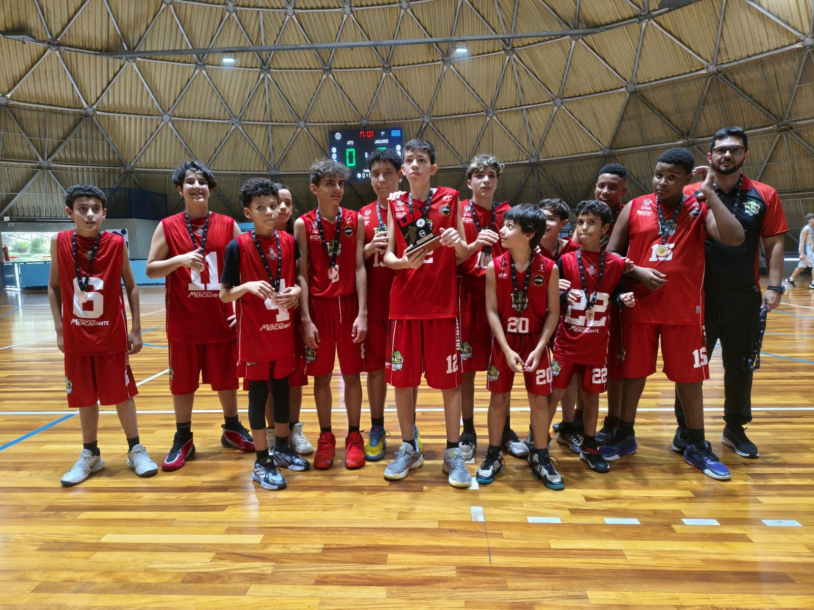 Basquete de Jacareí conquista título paulista no sub-16 e fecha fim de semana com medalha e vaga na semifinal