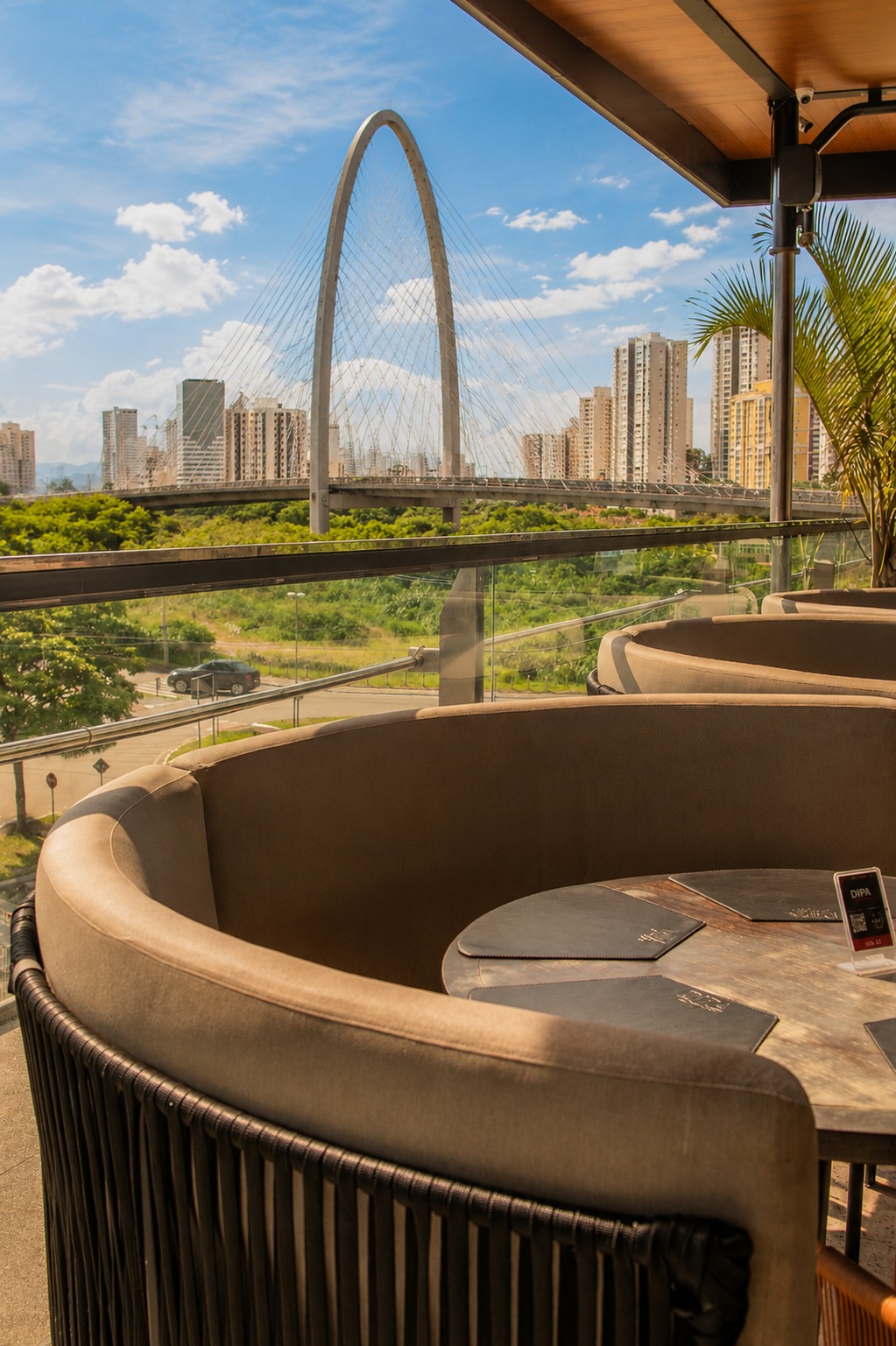 Festival de Inverno leva música ao vivo, fondue e vista para a Ponte Estaiada ao DIPA Rooftop, em São José