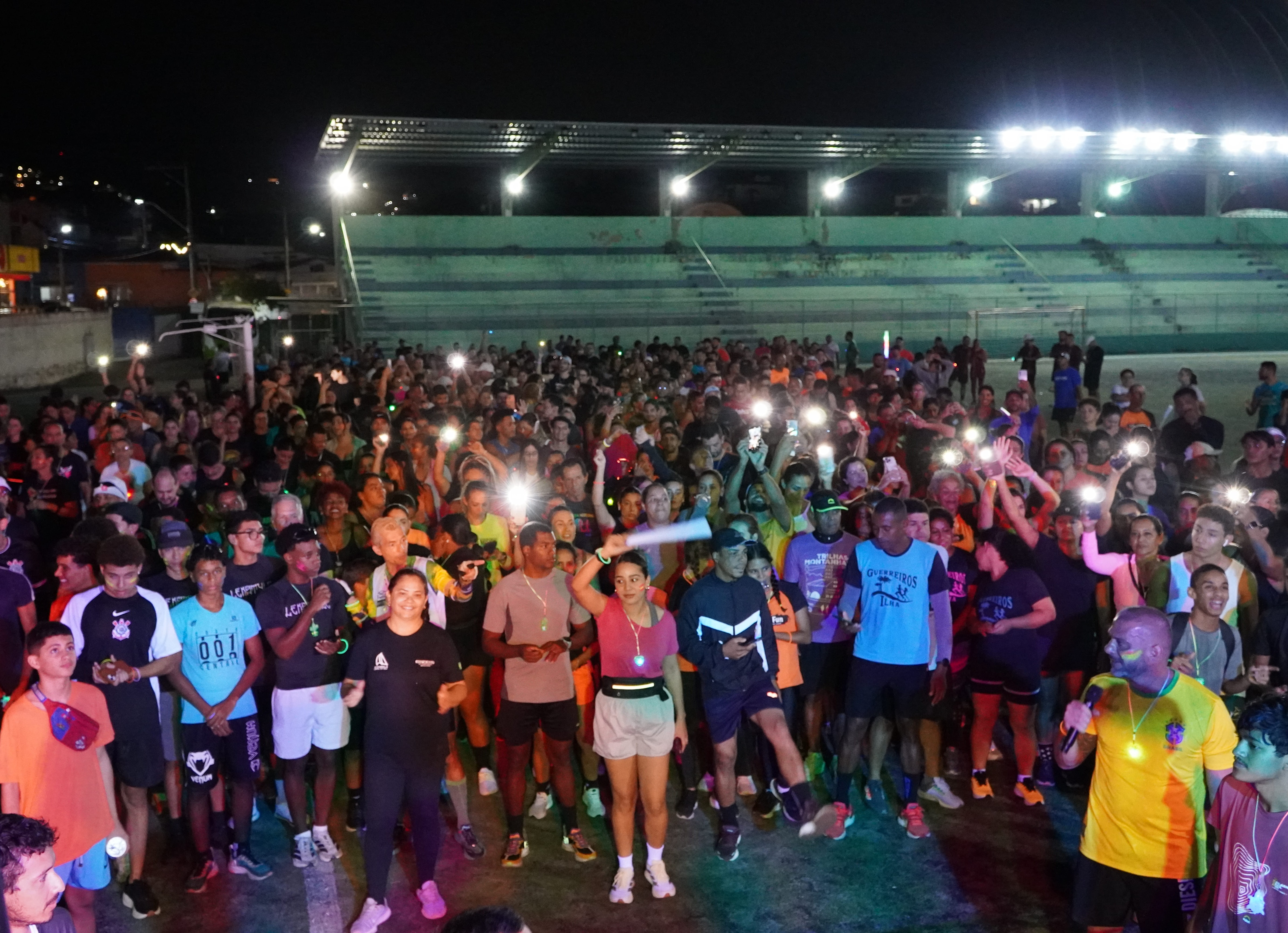 Corrida, música e clima de festa: "Corre na Ilha" volta com percurso noturno em Ilhabela