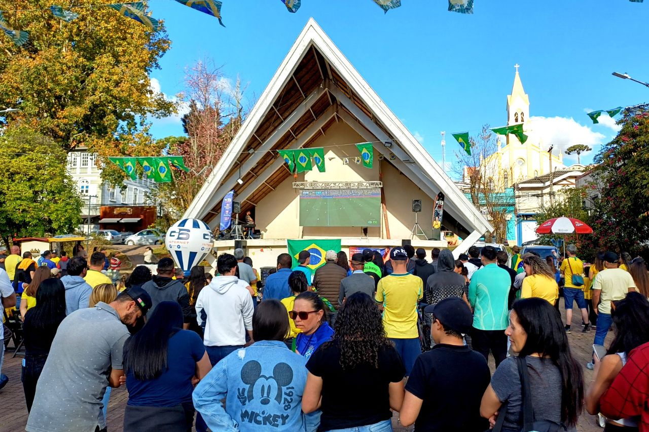 Campos do Jordão reúne a torcida para Brasil x Noruega nas oitavas da Copa do Mundo neste domingo (5)
